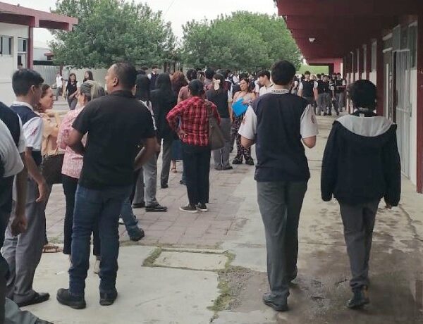 Reciben estudiantes del Cbtis 137 tarjetas de la…
