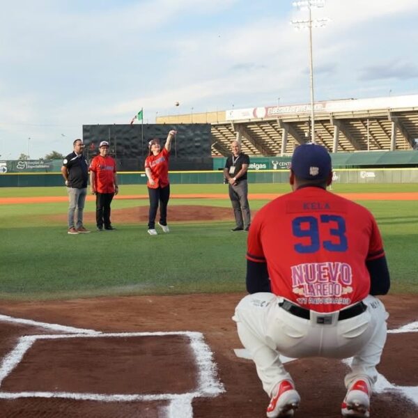 Carmen Lilia lanza la primera bola del emocionante juego del 177 Aniversario de Nuevo Laredo entre Tecos de los Dos Laredos y Charros de Jalisco
