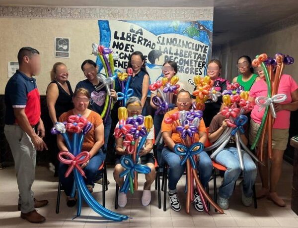 Imparten taller de globoflexia a jóvenes en reinserción social en Nuevo Laredo
