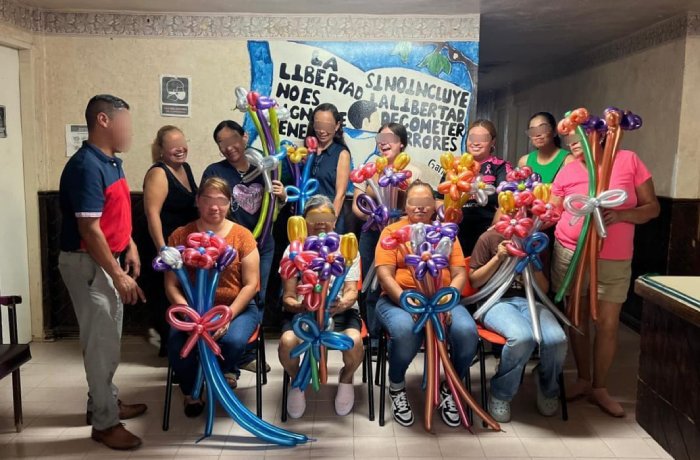 Imparten taller de globoflexia a jóvenes en reinserción social en Nuevo Laredo