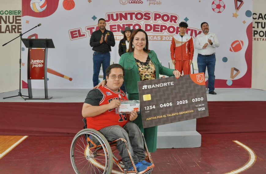Entrega alcaldesa Carmen Lilia canturosas una beca deportiva a 300 atletas de Nuevo Laredo