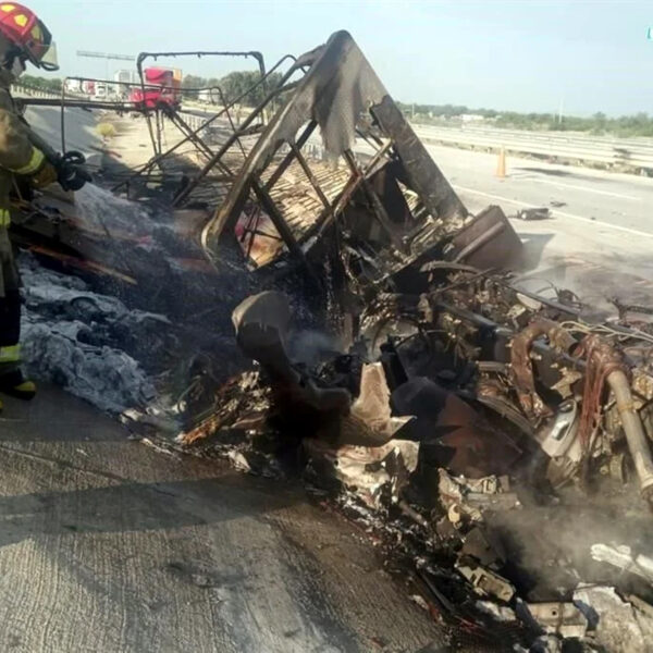 Restos calcinados de tráiler tras choque múltiple en la autopista Monterrey-Nuevo Laredo