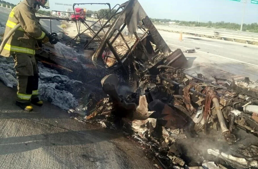 Restos calcinados de tráiler tras choque múltiple en la autopista Monterrey-Nuevo Laredo