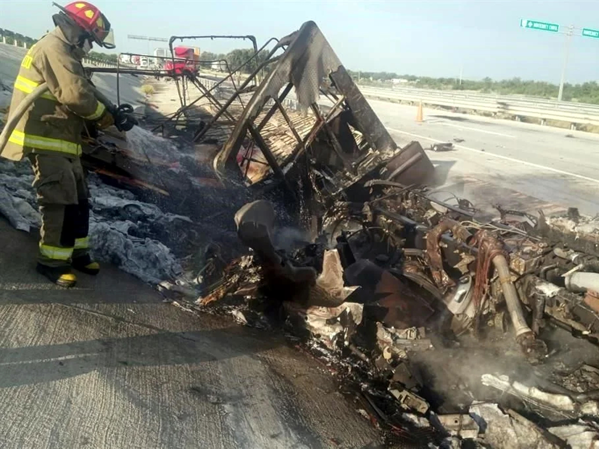 Restos calcinados de tráiler tras choque múltiple en la autopista Monterrey-Nuevo Laredo