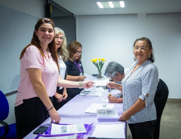 Entrega DIF estatal estímulos económicos a personas adultas mayores de 25 municipios