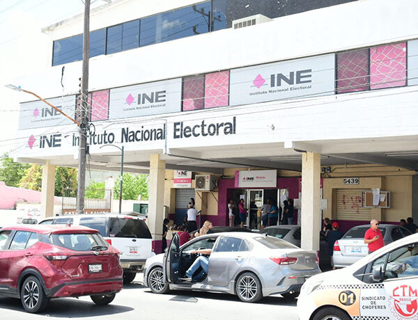Realiza INE 4 mil trámites a la semana; la mitad es de entrega de credenciales