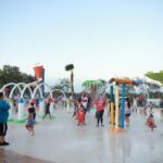 El Laguito se llena de vida: familias neolaredenses abarrotan parque tras inauguración del puente panorámico