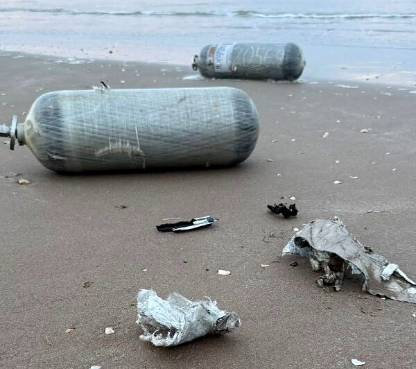 Presentará gobierno estatal una denuncia por cilindros metálicos en playa Bagdad