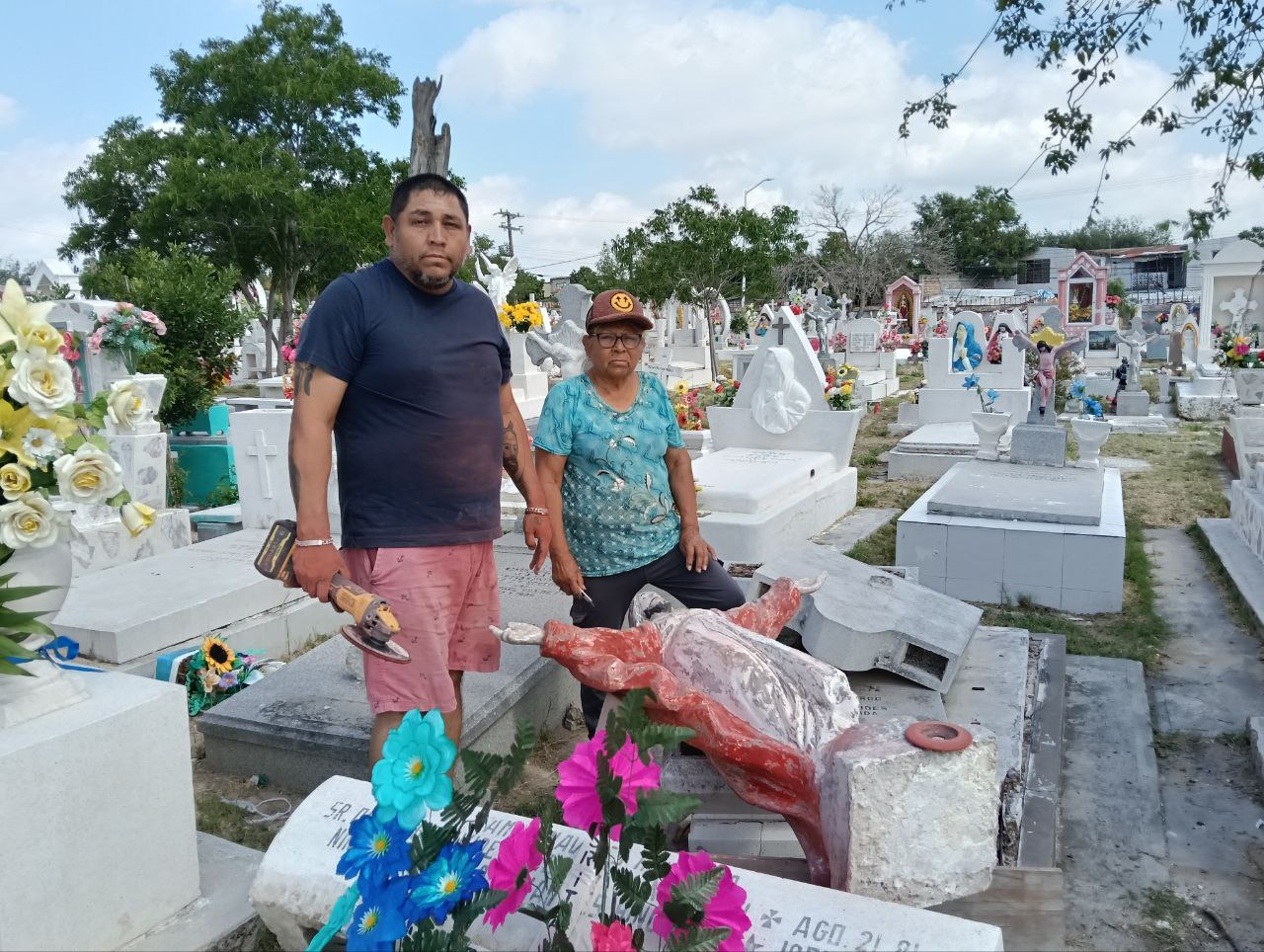 Familias celebran el Día del Padre en panteones de Nuevo Laredo con flores y música