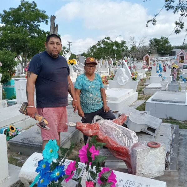 Familias celebran el Día del Padre en panteones de Nuevo Laredo con flores y música