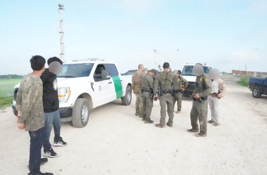 Detienen en Texas a menores mexicanos acusados de traficar migrantes