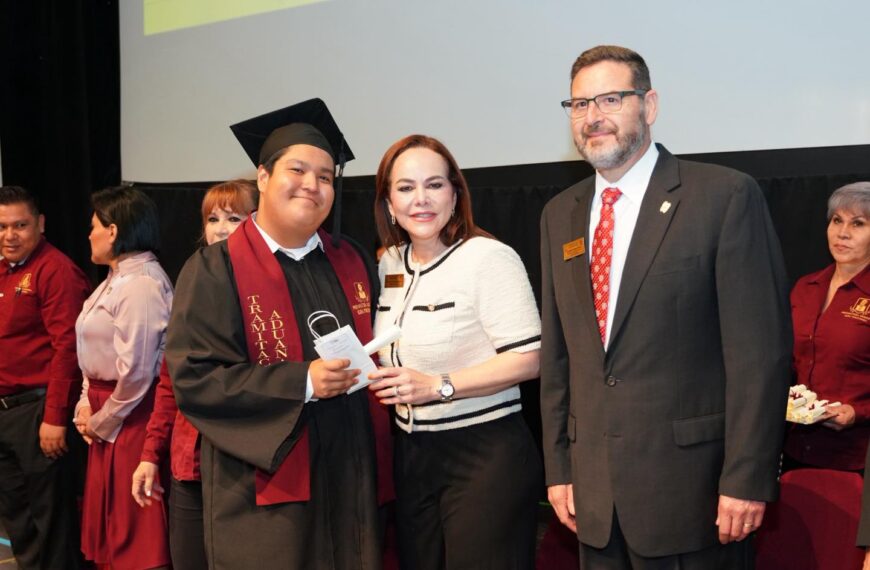 Carmen Lilia es madrina de generación de la preparatoria municipal Elena Poniatowska