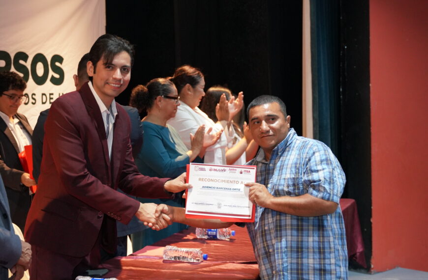 Jóvenes neolaredenses concluyen estudios gracias a los programas del Imjuve