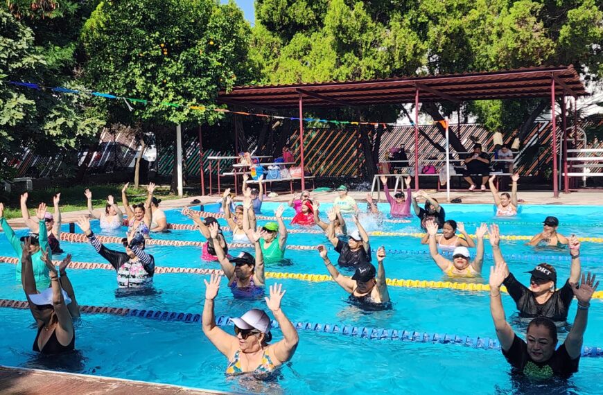 Decenas de mujeres bailan al ritmo del verano en la alberca de la Unidad Deportiva