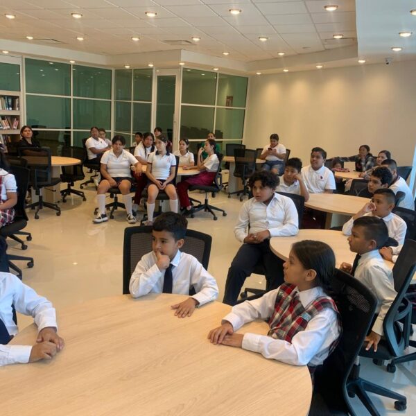 Estudiantes disfrutan y conocen acervo de Infoteca con…