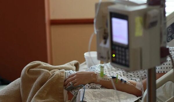 Hombre compra refresco y termina en el hospital por presunta ingesta de navaja