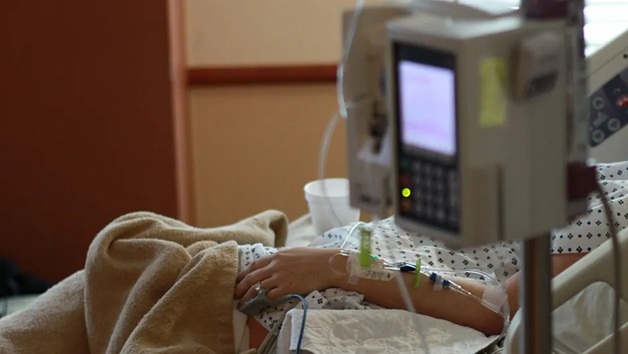 Hombre compra refresco y termina en el hospital por presunta ingesta de navaja