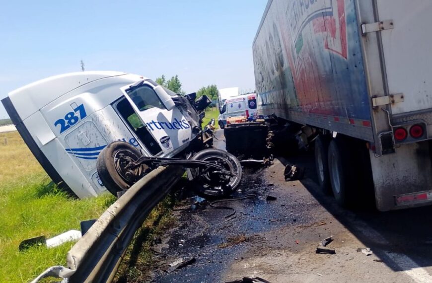 Choca trailero en Carretera Nacional y derrama líquidos peligrosos en el pavimento