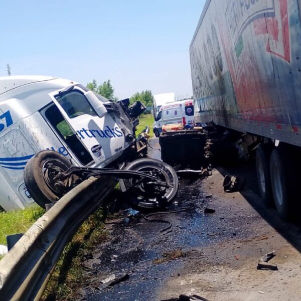 Choca trailero en Carretera Nacional y derrama líquidos…