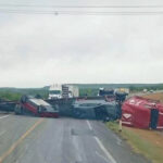 Vuelca tráiler con vehículos y bloquea tramo carretero Monterrey-Nuevo Laredo