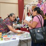 Surten familias lista de útiles escolares en bazar Back to school