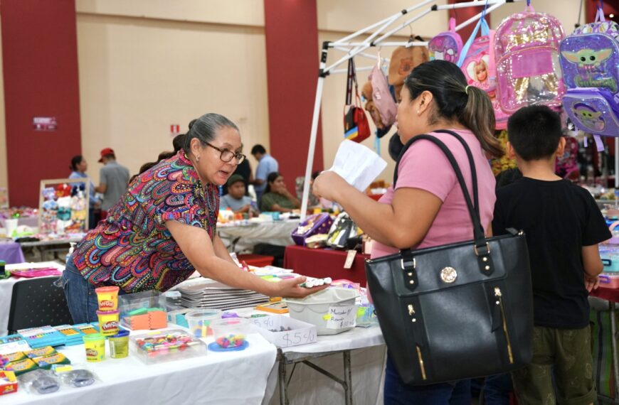 Surten familias lista de útiles escolares en bazar Back to school