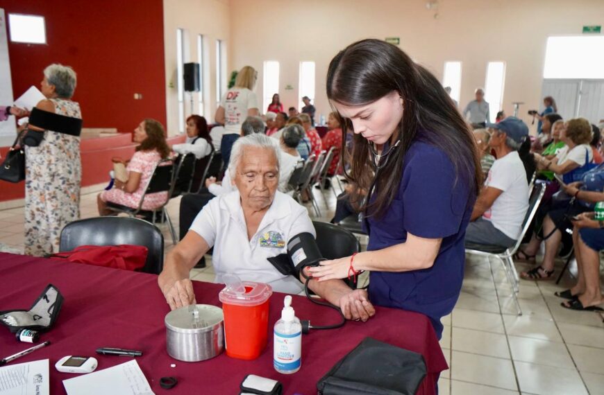 Adultos mayores reciben atención integral en la brigada gratuita del Sistema DIF de Nuevo Laredo
