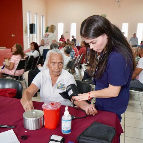 Adultos mayores reciben atención integral en la brigada…