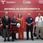 “Nuevo Laredo respalda a sus héroes”: Carmen Lilia entrega equipo a cuerpo de bomberos