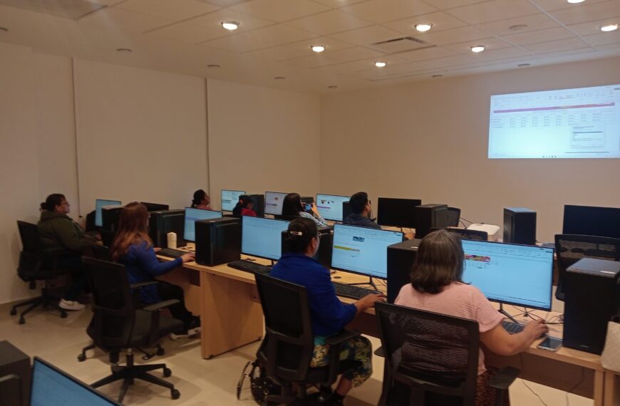 Mujeres, jóvenes y adultos terminan el curso de computación en la Infoteca