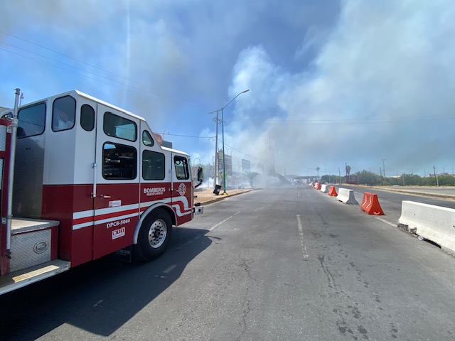 Combaten los bomberos de Nuevo Laredo incendio cerca del Puente Internacional Dos
