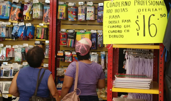 Papás de Tamaulipas piden ayuda a funcionarios para surtir lista de útiles escolares