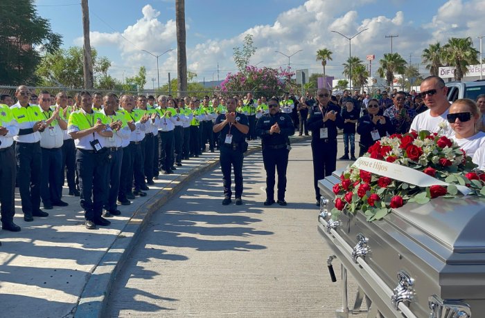 Honran a comandante Alfonso Saldaña con último pase de lista
