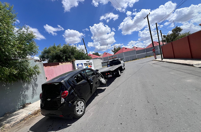 Tránsito retira automóviles abandonados para limpiar y asegurar las calles