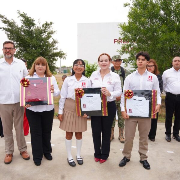 Entrega la alcaldesa más de 9,000 uniformes a estudiantes y docentes de prepas municipales
