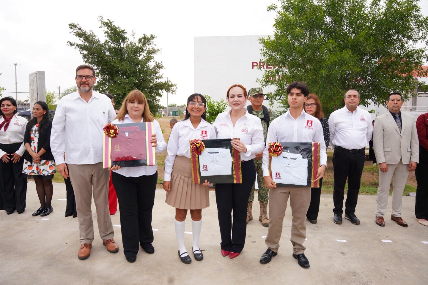 CLCR ENTREGA UNIFORMES 1 - El Diario de Nuevo Laredo
