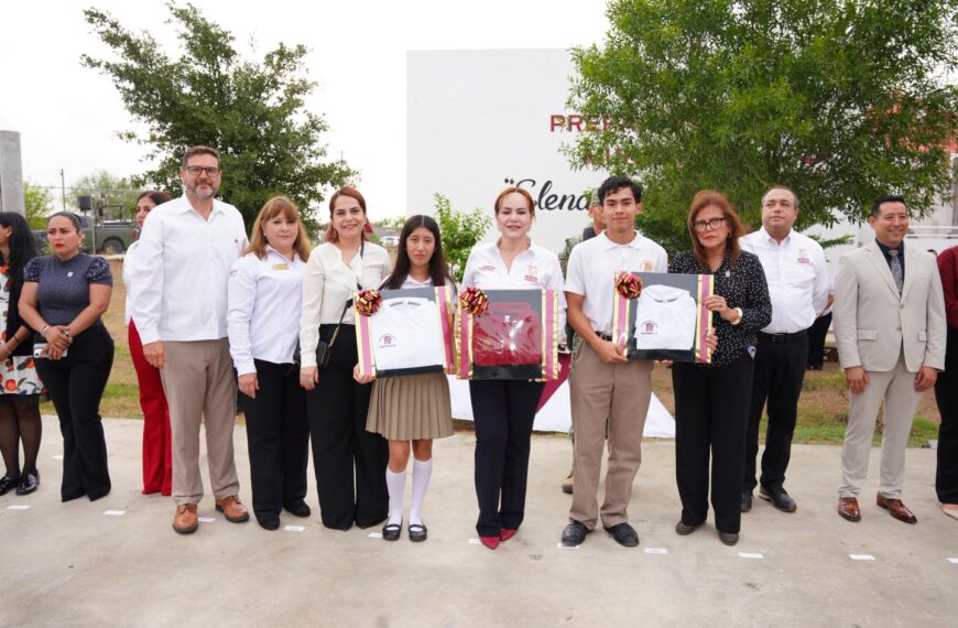 Entrega alcaldesa Carmen Lilia Canturosas más de 9 mil uniformes a estudiantes y docentes de…