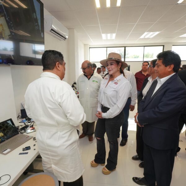 Entrega alcaldesa laboratorio de inteligencia artificial en la…