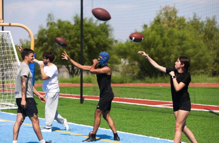 Impulsa el gobierno municipal el deporte con clínica de iniciación al futbol americano en Nuevo Laredo