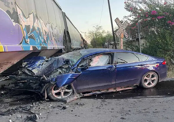 Conductor pierde la vida tras chocar con tren en el cruce de la calle Washington