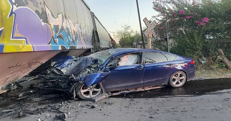 Conductor pierde la vida tras chocar con tren en el cruce de la calle Washington