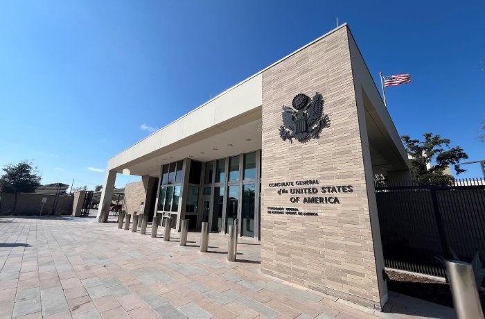 Detienen a un hombre por falsificación de documentos frente al consulado