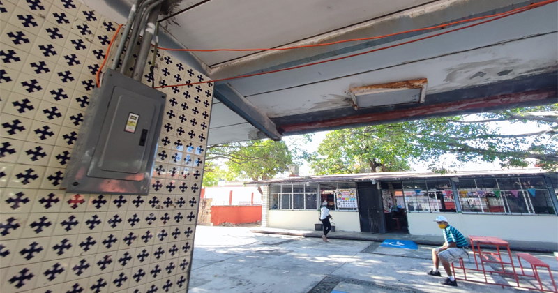 Padres ponen aire acondicionado y truenan transformadores; 370 escuelas sin luz en Tamaulipas