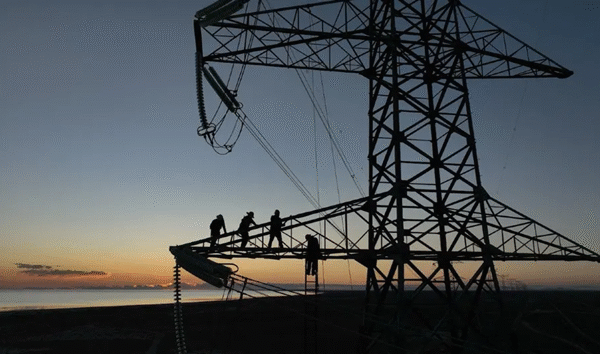 Instalación de línea de transmisión mandará energía eléctrica desde Tamaulipas a Nuevo León