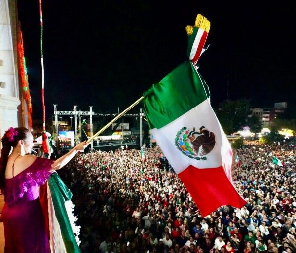 Celebran más de 45 mil neolaredenses el Grito de Independencia encabezado por Carmen Lilia Canturosas