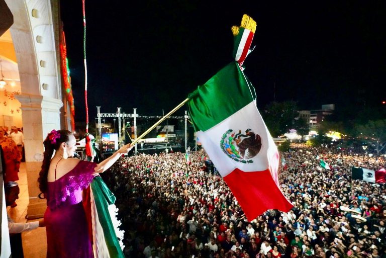 Celebran más de 45 mil neolaredenses el Grito de Independencia encabezado por Carmen Lilia Canturosas