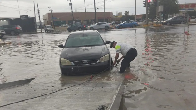 Causa lluvia estragos en los 2 Laredos; caen 4.5 pulgadas de agua en hora y media