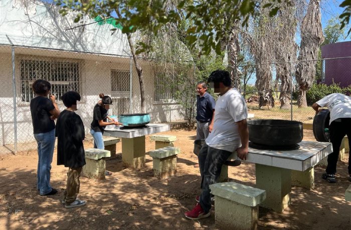 Adolescentes de Nuevo Laredo en reinserción crean maceteros con llantas recicladas