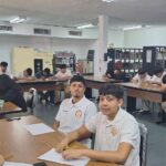 Visitan estudiantes museo permanente en biblioteca pública al centro de la ciudad