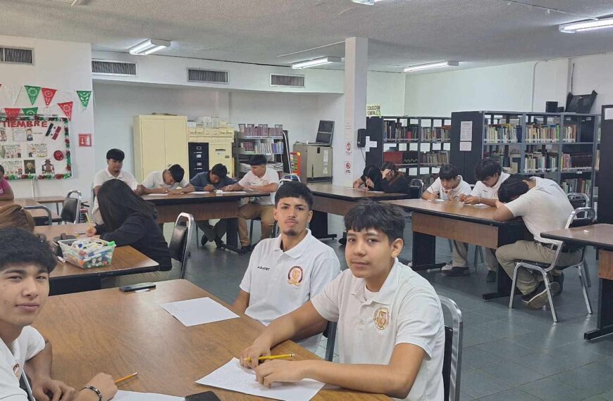 Visitan estudiantes museo permanente en biblioteca pública al centro de la ciudad